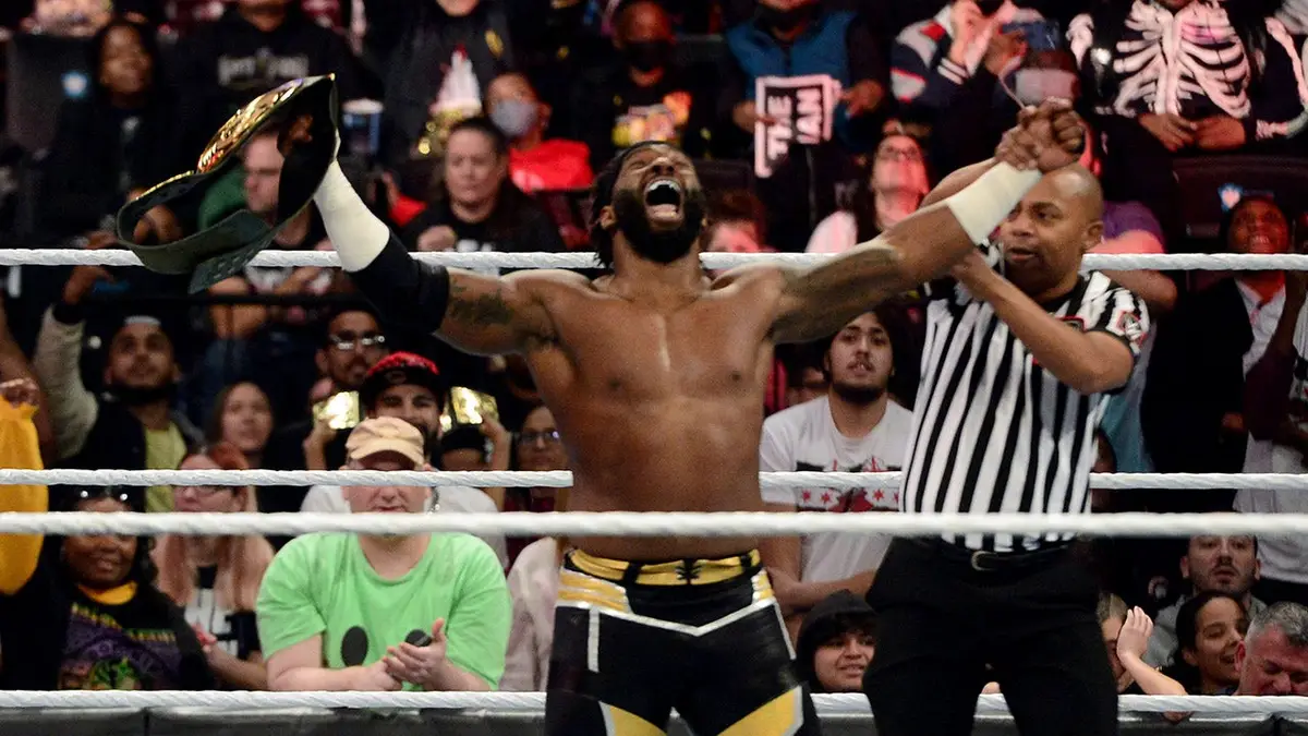 Cedric Alexander defeating Reginald in WWE Raw match at Barclays Center in Brooklyn